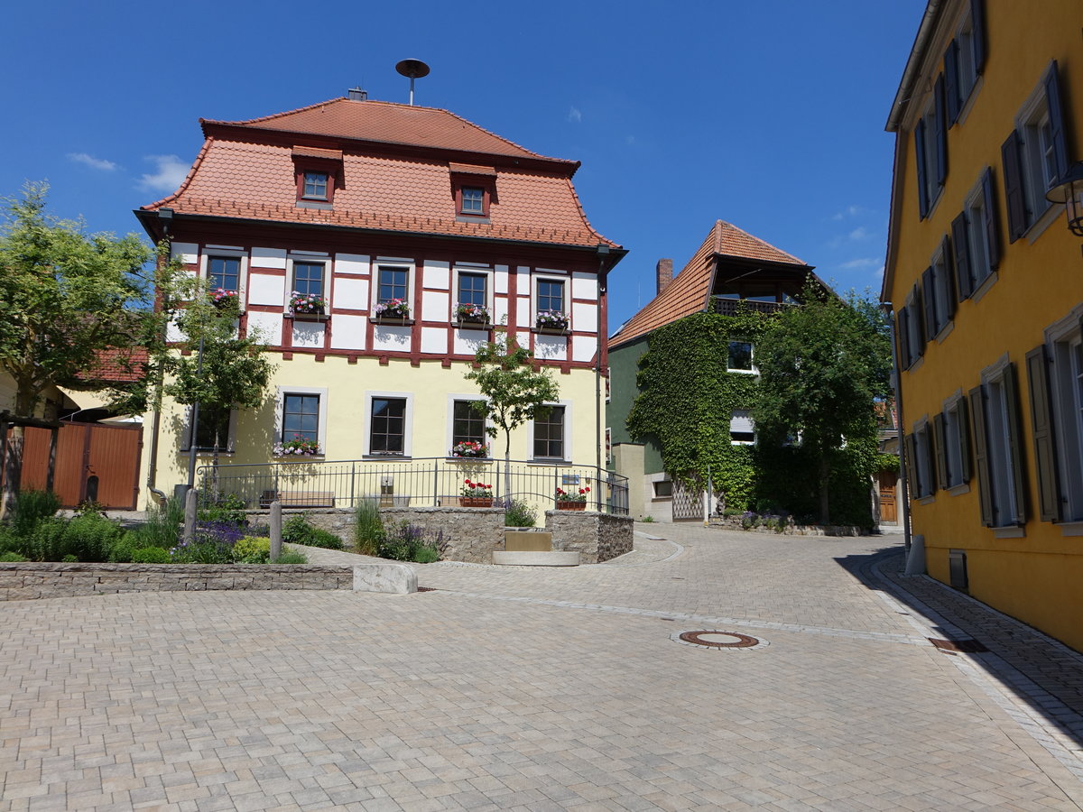 Obereisenheim, Rathaus am Marktplatz, zweigeschossiger Mansarddachbau mit Fachwerkobergeschoss, erbaut im 18. Jahrhundert (27.05.2017)