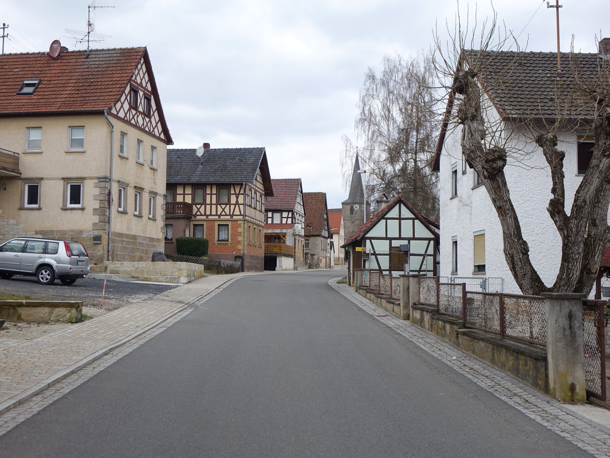 Oberelldorf, Huser und Kirche St. Nikolaus in der Hauptstrae (24.03.2016)