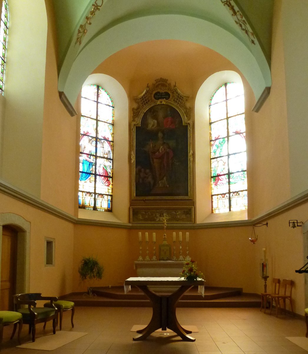 Oberentzen, der Chor mit dem Hauptaltar in der St.Nikolaus-Kirche, Aug.2017
