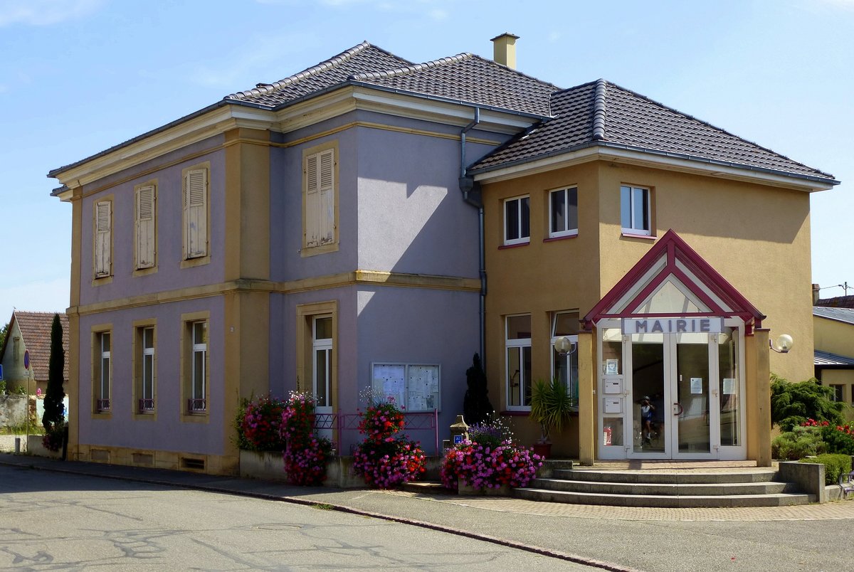 Oberentzen, das Rathaus der ber 600 Einwohner zhlenden Gemeinde im Oberelsa, Aug.2017