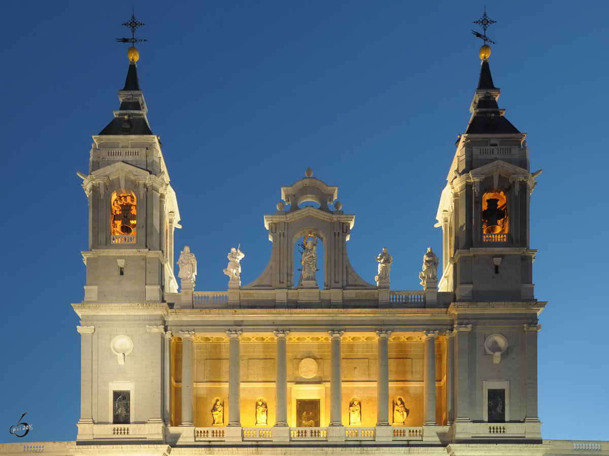 Oberer Teil des Hauptportales der rmisch-katholischen Almudena-Kathedrale in nchtlichen Madrid. (September 2011)