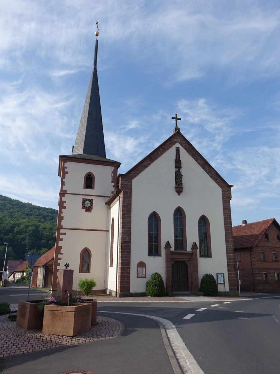 Obererthal, Katholische Filialkirche St. Antonius, Saalbau mit eingezogenem Chor und Ostturm mit Spitzhelm, erbaut 1865, Kirchturm von 1481 (27.05.2019)