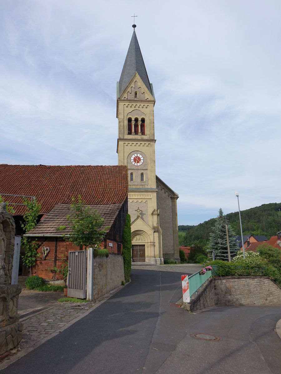 Obereschenbach, kath. Kuratiekirche St. Georg, steinsichtiger Saalbau mit eingezogenem Chor und Westturm mit Spitzhelm, erbaut 1900  (26.05.2018)