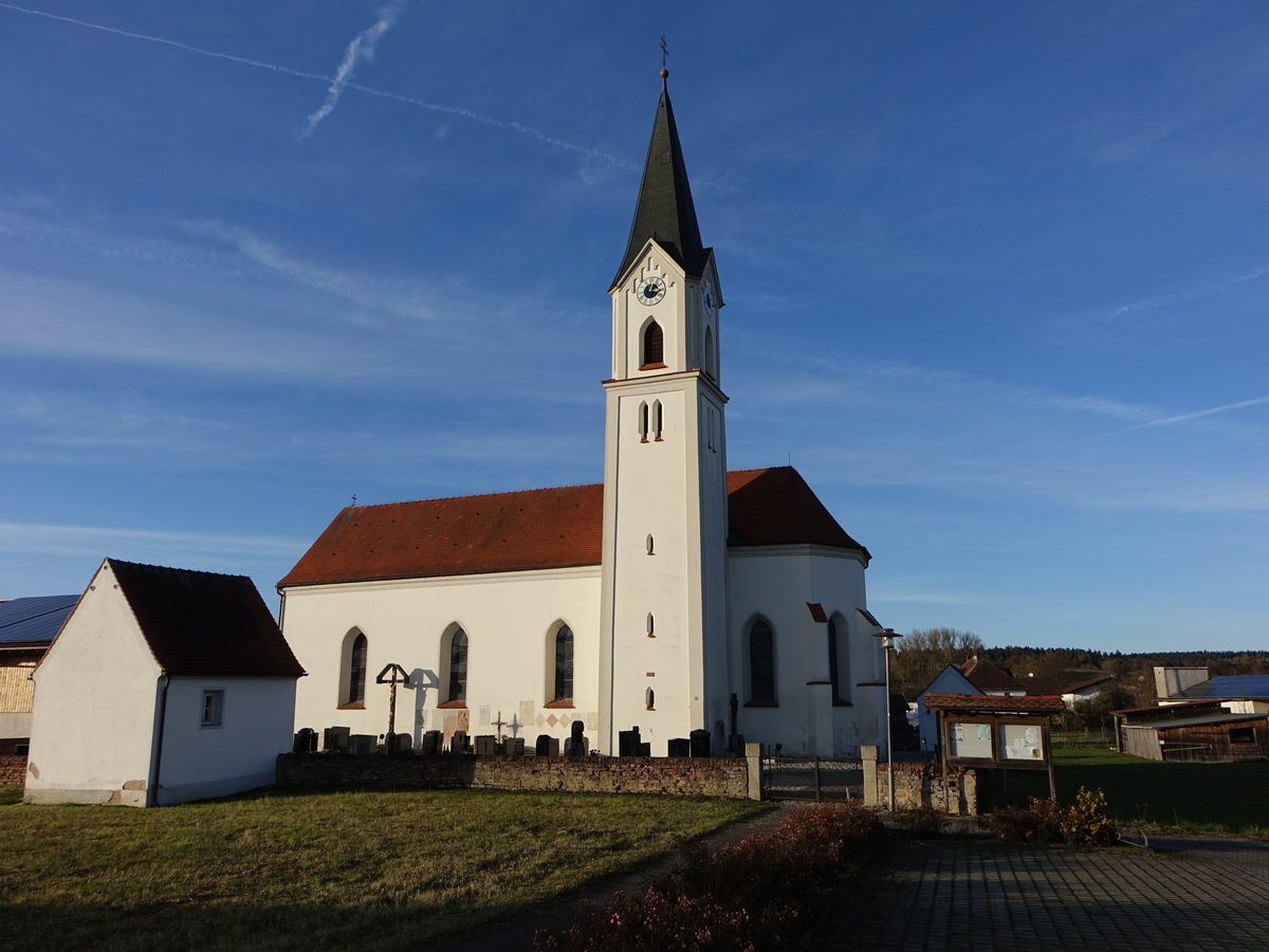 Obergrafendorf, Pfarrkirche St. Stephan, Saalbau mit eingezogenem Chor und fnfgeschossigem Turm, erbaut im 15. Jahrhundert, 1863 und 1898 erhht (20.11.2016)
