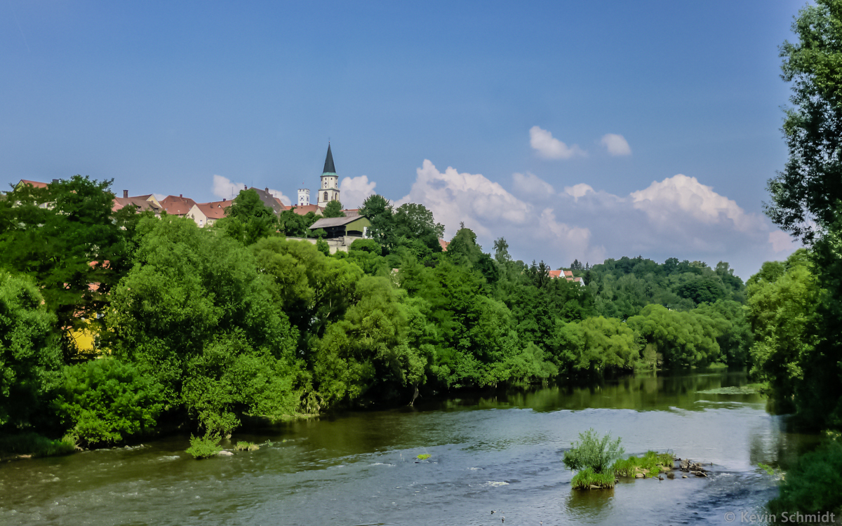 Oberhalb des westlichen Naabufers befindet sich die Altstadt von Nabburg, von der hier der Turm der Stadtpfarrkirche sowie links daneben der Turm des Rathauses zu sehen sind. (10.07.2013)