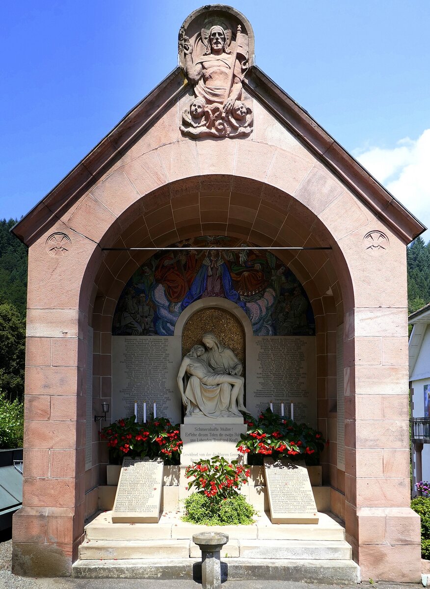 Oberharmersbach, das Denkmal fr die Gefallenen der beiden Weltkriege neben der St.Gallus-Kirche, Juli 2021