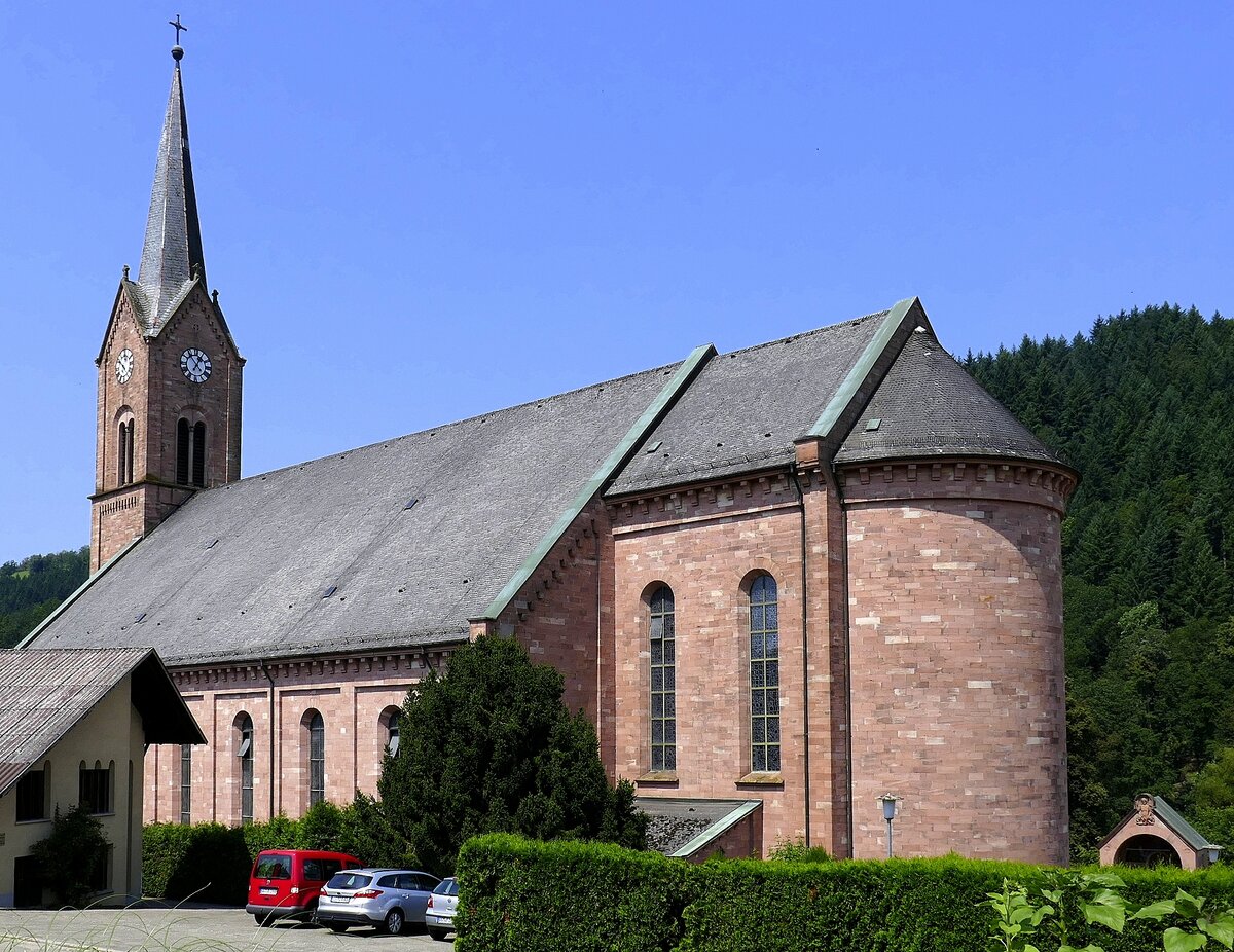 Oberharmersbach im mittleren Schwarzwald, die katholische Pfarrkirche St.Gallus, 1839-46 im neoromanischen Stil erbaut, der Turm ist 63m hoch, mit ber 2000 Pltzen gehrt sie zu den grten Kirchen im Erzbistum Freiburg, Juli 2021