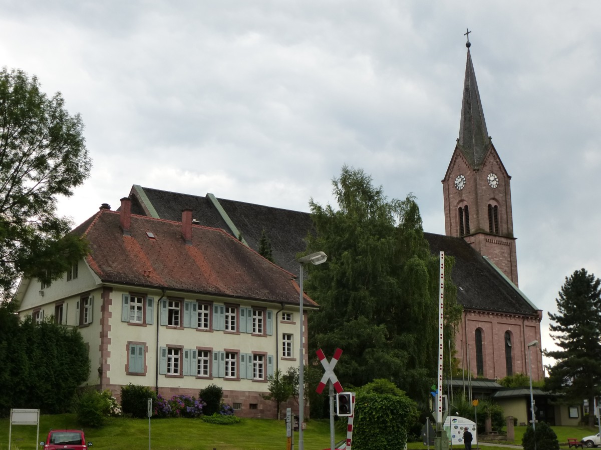 Oberharmersbach im mittleren Schwarzwald, die Pfarrkirche St.Gallus, 1839-46 im neuromanischen Stil erbaut, Turm 63m hoch, zhlt mit Platz fr 2000 Besuchern zu den grten Kirchenbauten im Erzbistum Freiburg, Aug. 2013