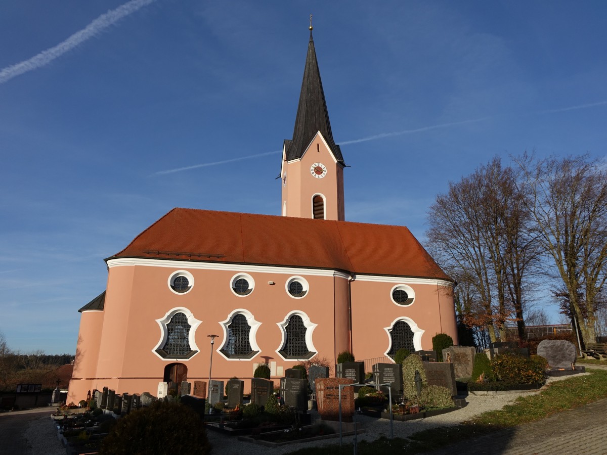 Oberhatzkofen, kath. Pfarrkirche Maria Himmelfahrt, barocke Saalkirche mit eingezogenem Chor, erbaut ab 1743 durch Johann Georg Hirschsttter, Spitzhelm von 1880 (26.12.2015)