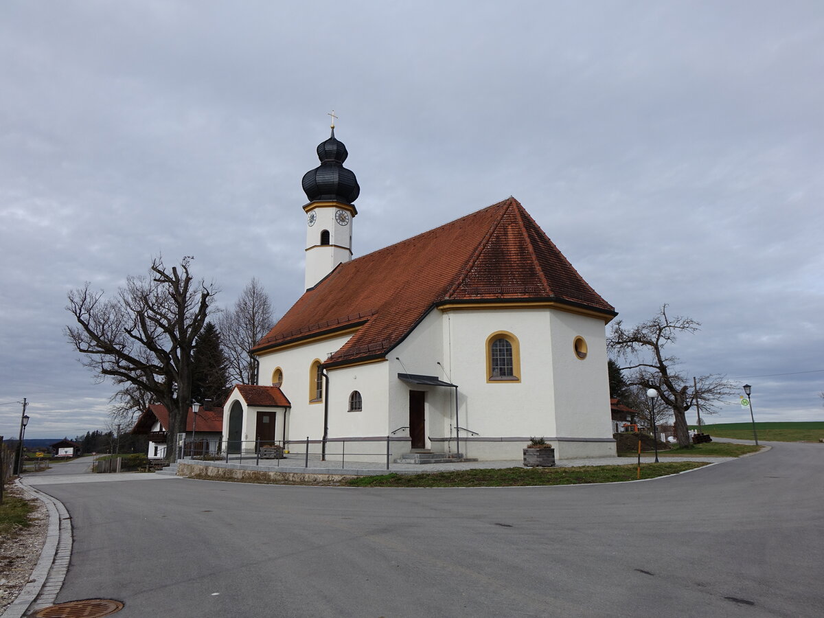 Oberholzham, Pfarrkirche St. Georg, Saalbau mit Dachreiter mit barocker Haube, erbaut 1923 (09.02.2016)