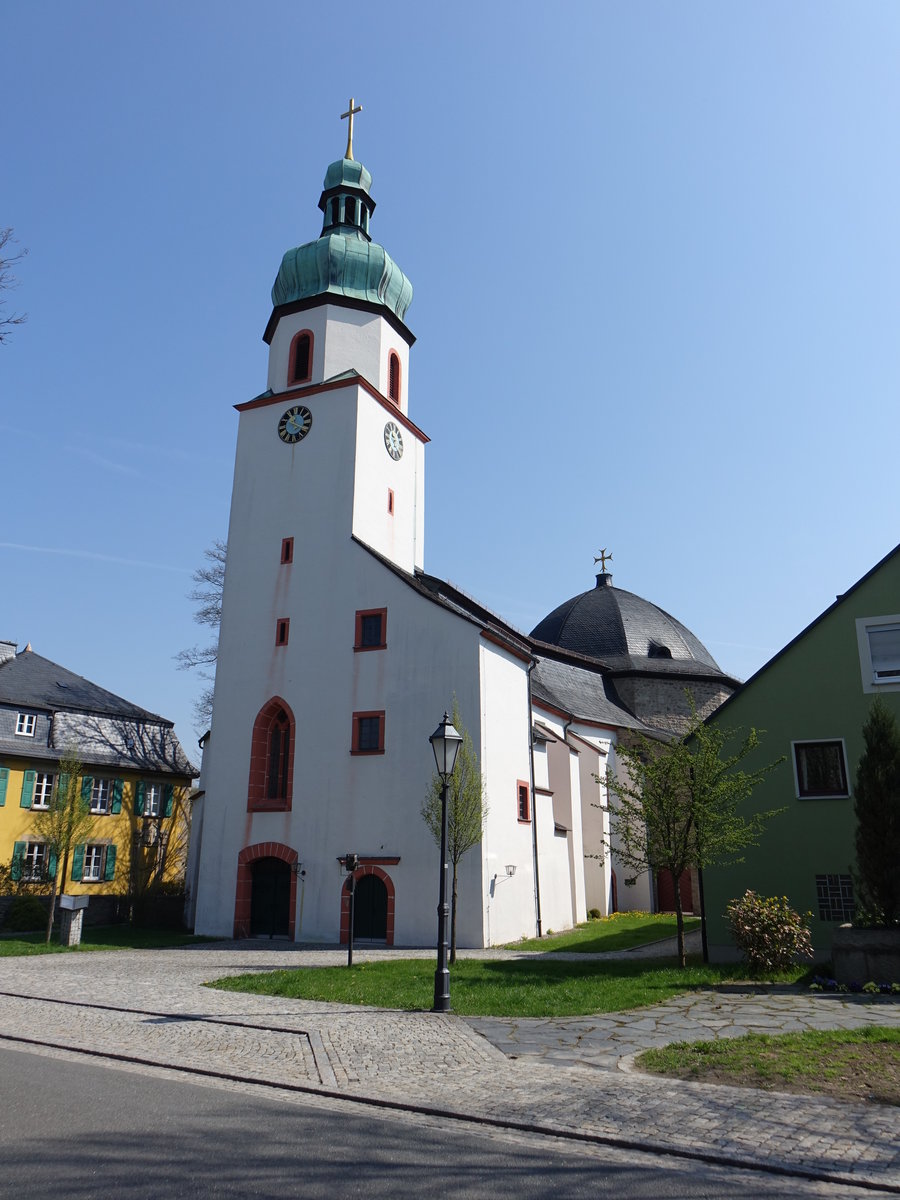 Oberkotzau, Evangelisch-lutherische Pfarrkirche St. Johannes, Einschiffige Anlage des 15. Jahrhunderts ber hochmittelalterlichem Kern, Chor-Rotunde 1935 von German Bestelmeyer (21.04.2018)