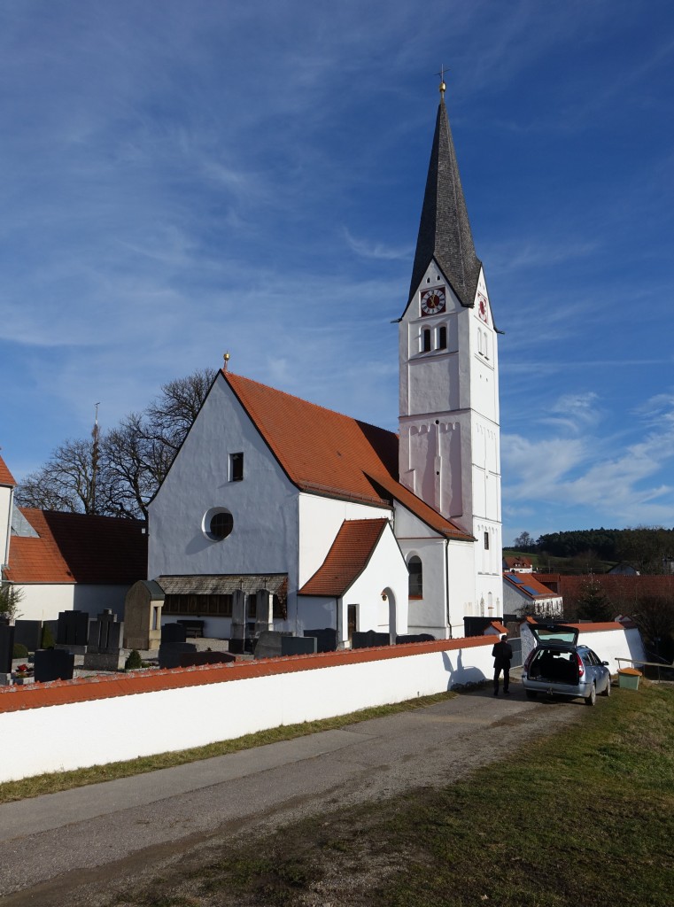 Oberlauterbach, St. Andreas Kirche, verputzte Saalkirche mit eingezogenem Polygonalchor, Chor sptgotisch, Langhaus um 1680, Seitenkapellen um 1720/30, Spitzhelm erneuert 1966 (27.12.2015)