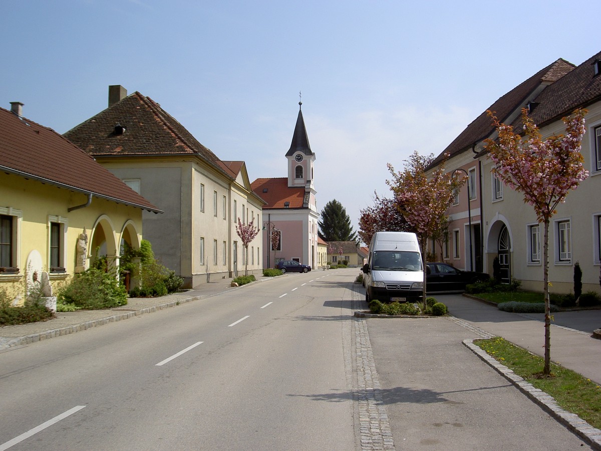 Obermallebarn, Dorfstraße mit Kirche der Hl. Dreifaltigkeit, erbaut 1729 (19.04.2014)
