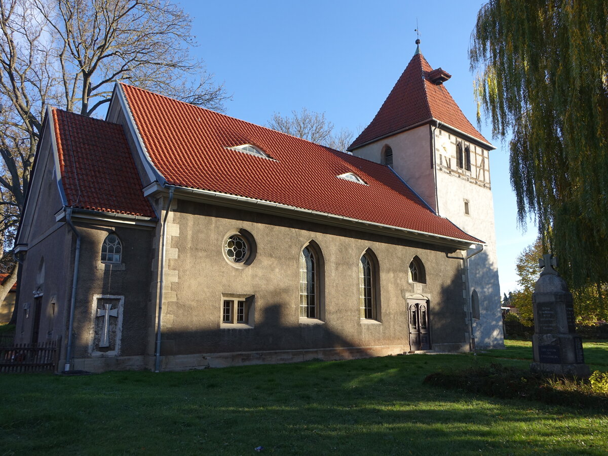 Obermehler, evangelische St. Ulrich Kirche, romanische Chorturmkirche aus dem 12. Jahrhundert (13.11.2022)
