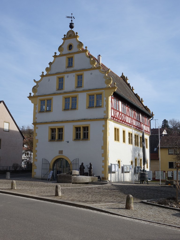 Obernbreit, Altes Rathaus an der Marktbreiter Strae, dreigeschossiger Massivbau mit Volutengiebeln, erbaut ab 1563 (09.03.2015)