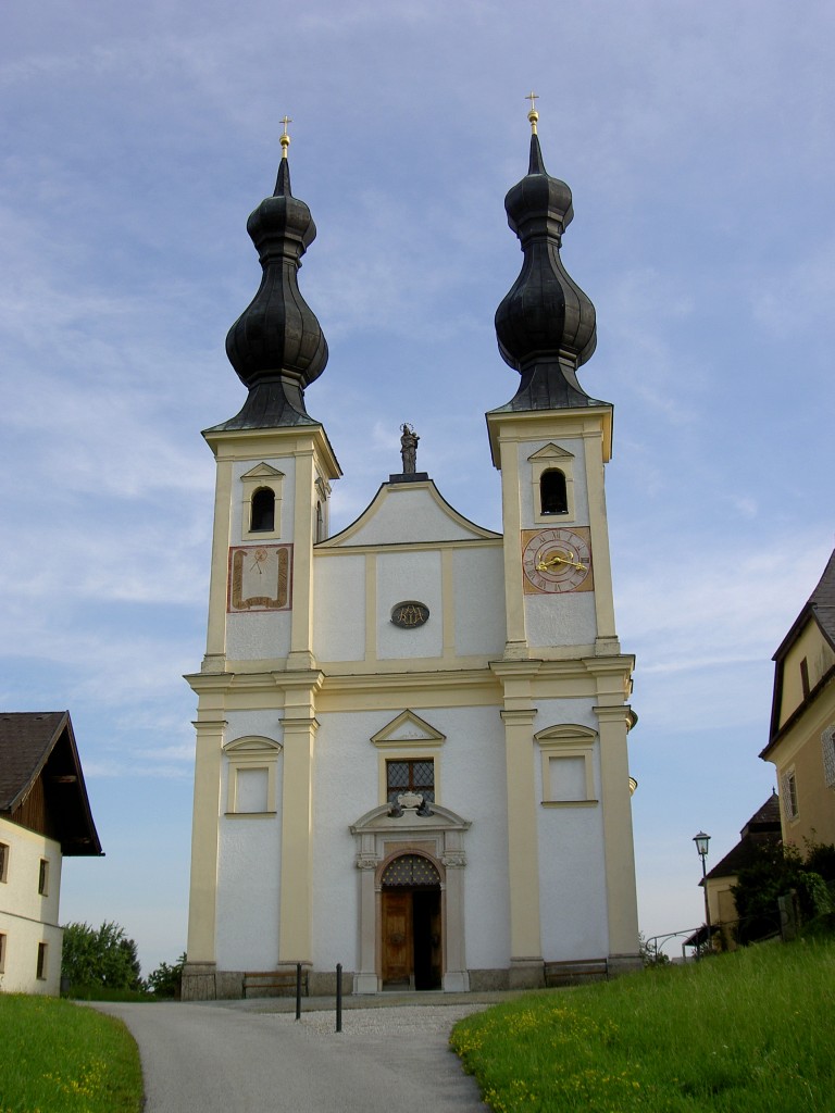 Oberndorf b. Salzburg, Wallfahrtskirche Maria Bhel, erbaut von 1670 bis 1673 mit zwei Zwiebeltrmen (26.07.2014)