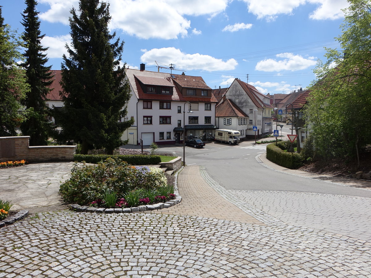 Obernheim, Ausblick vom Kirchplatz in die Brunnenstrae (21.05.2017)