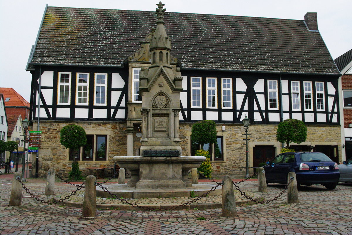 Obernkirchen, Stiftsbrunnen und Stadtmuseum am Kirchplatz (09.05.2010)