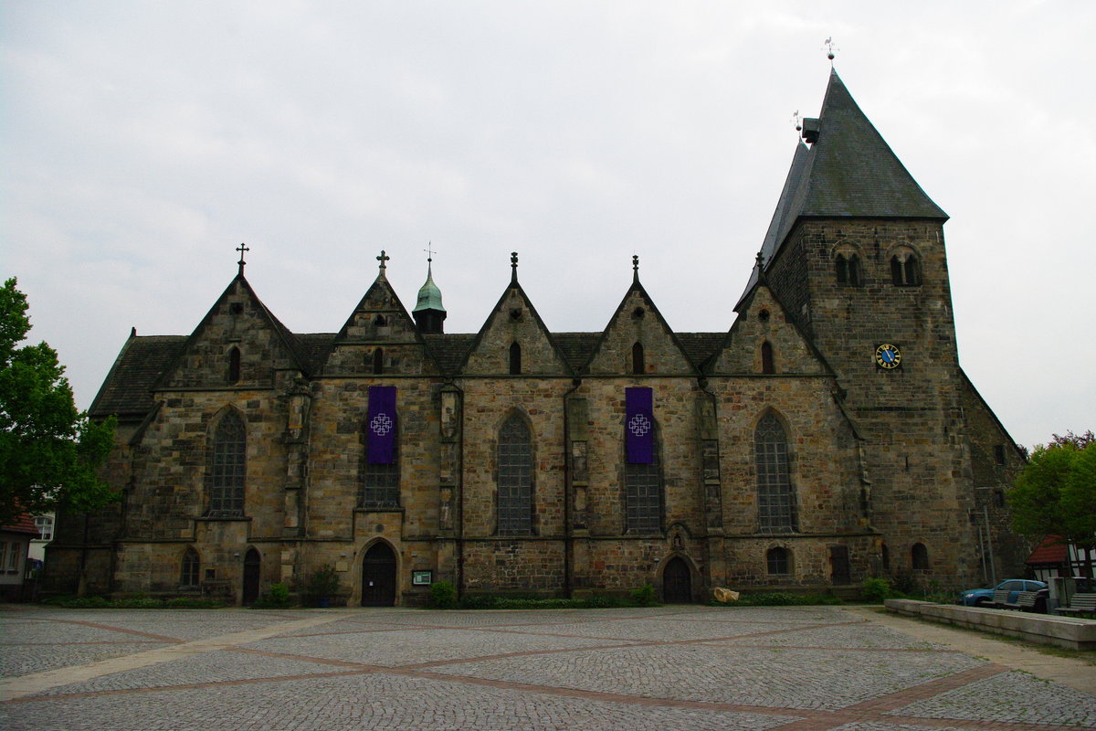 Obernkirchen, Stiftskirche St. Marien, romanisches Westwerk, gotische Hallenkirche aus dem 14. Jahrhundert (09.05.2010)