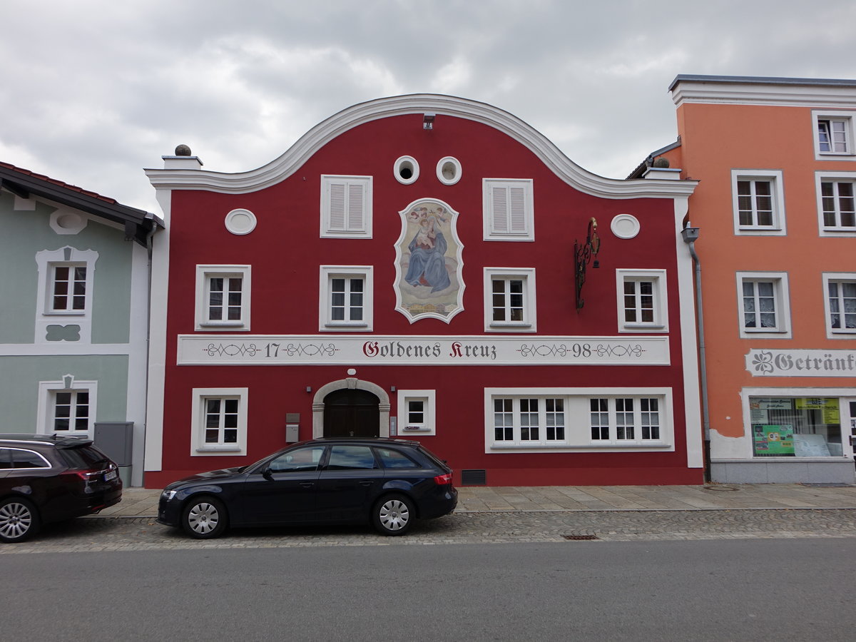 Obernzell, Gasthaus Goldenes Kreuz von 1798 am Marktplatz (21.10.2018)