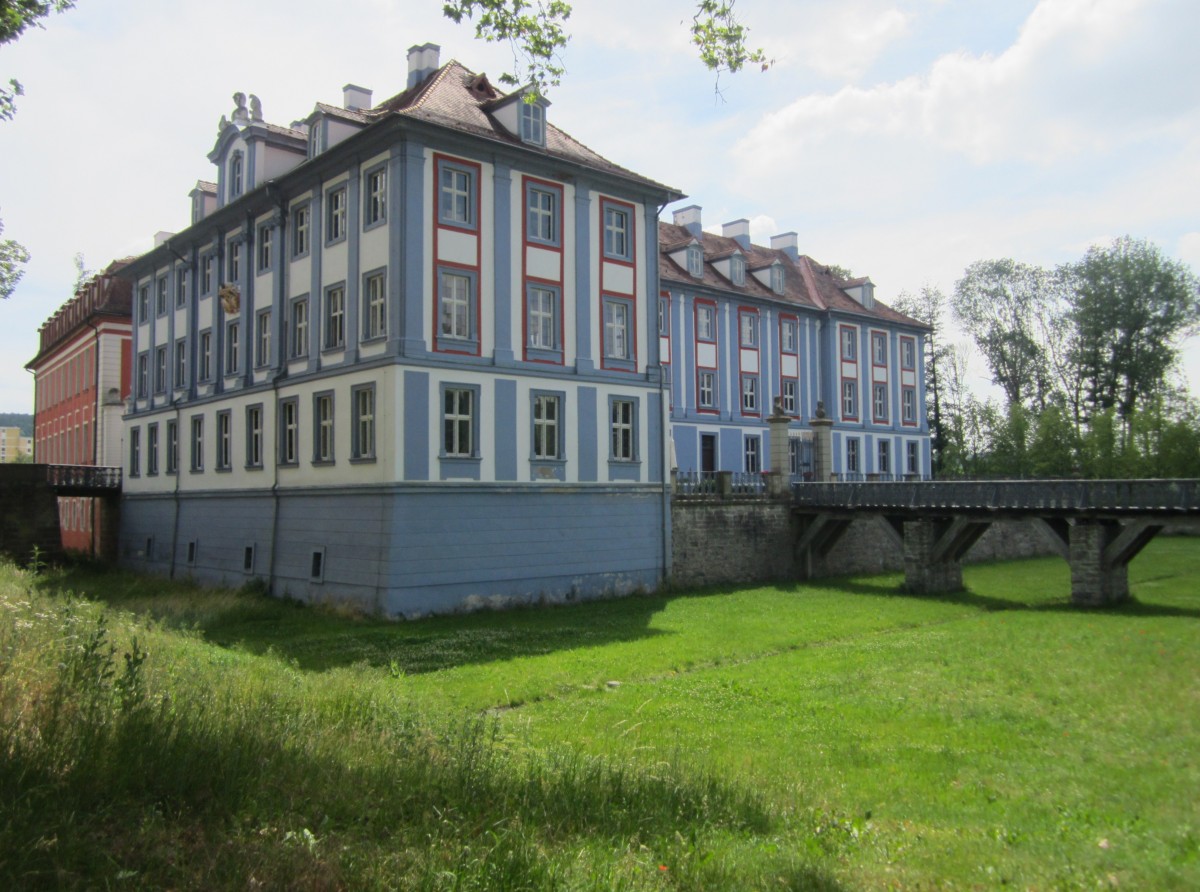 Obernzenn, Blaues und Rotes Schloss, Blaues Schloss erbaut 1711 bis 1718 von Gabriel 
de Gabrieli, Rotes Schloss erbaut 1745 (19.06.2014)