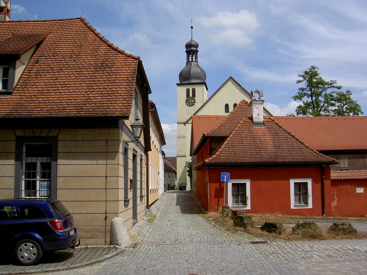 Obernzenn, Kirchgasse mit Ev. St. Gertrud Kirche, Turm und Chor von 1456 (19.06.2014)