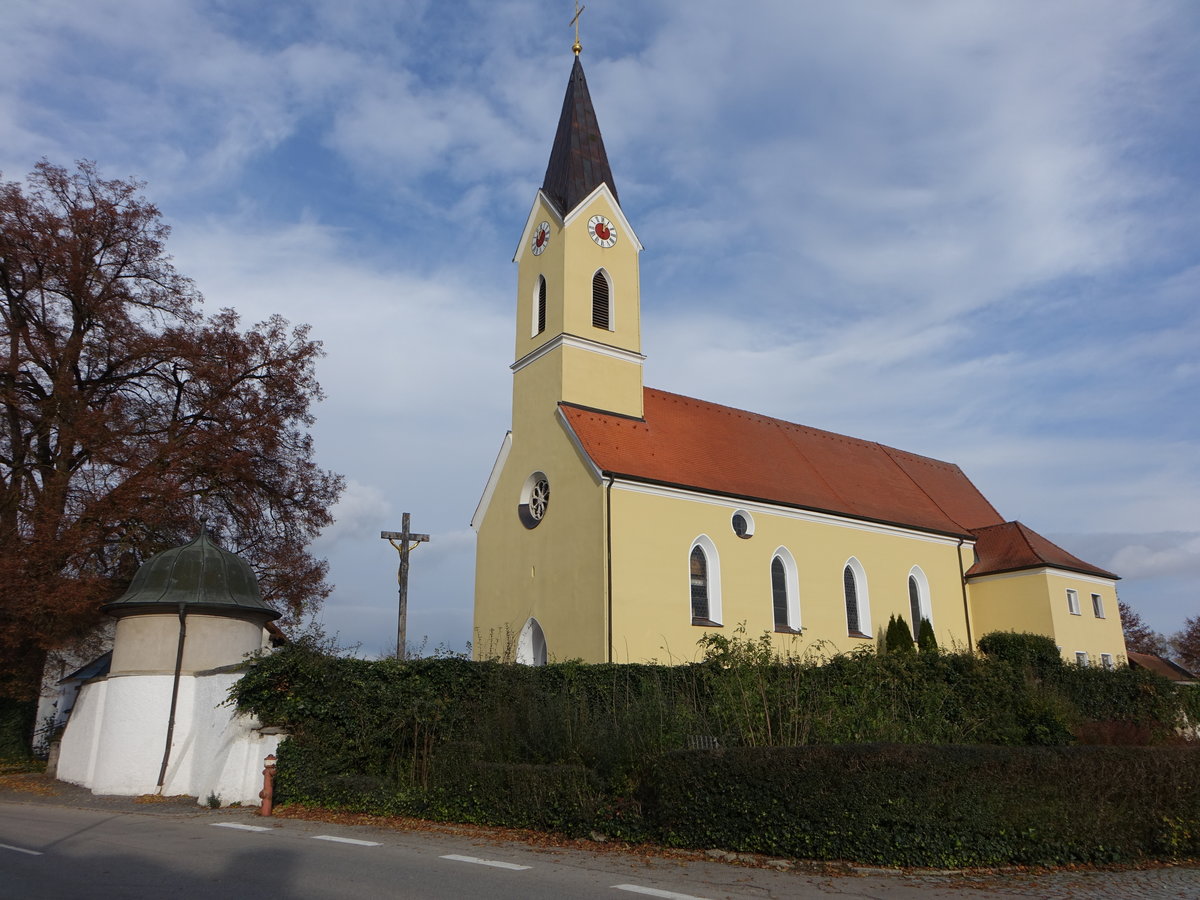 Oberpiebing, neugotische St. Nikolaus Kirche, erbaut im 19. Jahrhundert (13.11.2016)