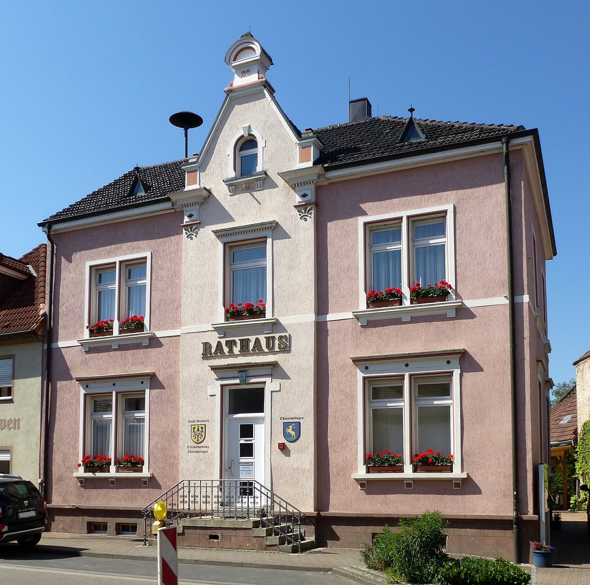 Oberrimsingen, das Rathaus der ca. 1500 Einwohner zhlenden Gemeinde am sd-westlichen Tuniberg, Mai 2017