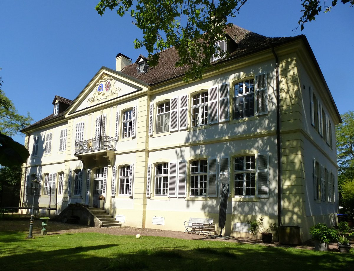Oberrimsingen, das Schloß von der Gartenseite, seit 1985 im Privatbesitz, mit Kunstgalerie und Kleinkunstbühne mit regelmäßigen Aufführungen, Mai 2017