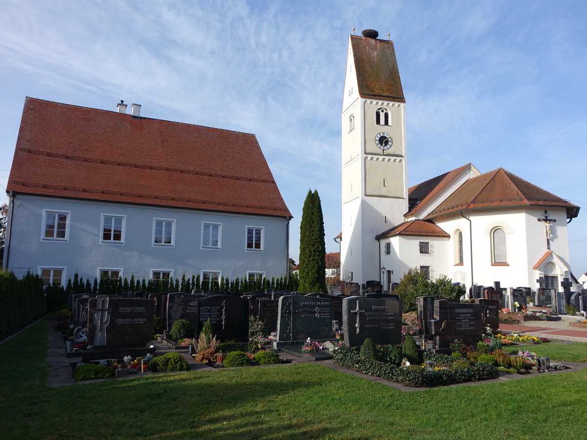 Oberroth, kath. Pfarrkirche St. Stephan, erbaut von 1846 bis 1847 durch Sebastian Kerner, Saalbau mit eingezogenem Chor, sptgotischer Kirchturm aus dem 16. Jahrhundert (08.11.2020)