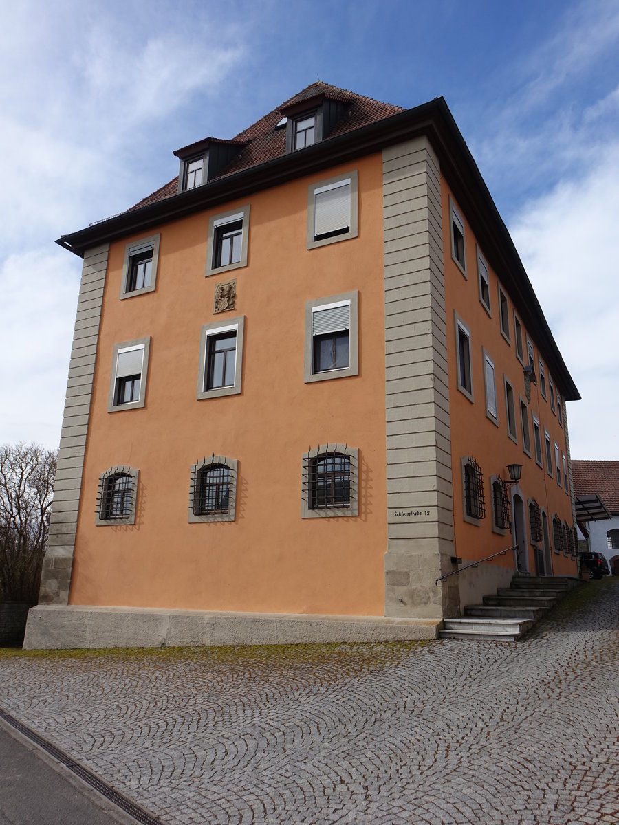 Oberscheinfeld, ehem. Bamberger Amtshaus. Dreigeschossiger Walmdachbau mit genuteten Ecklisenen und Hausteinrahmungen, erbaut von 1749 bis 1750 durch Johann Kchel (11.03.2018)