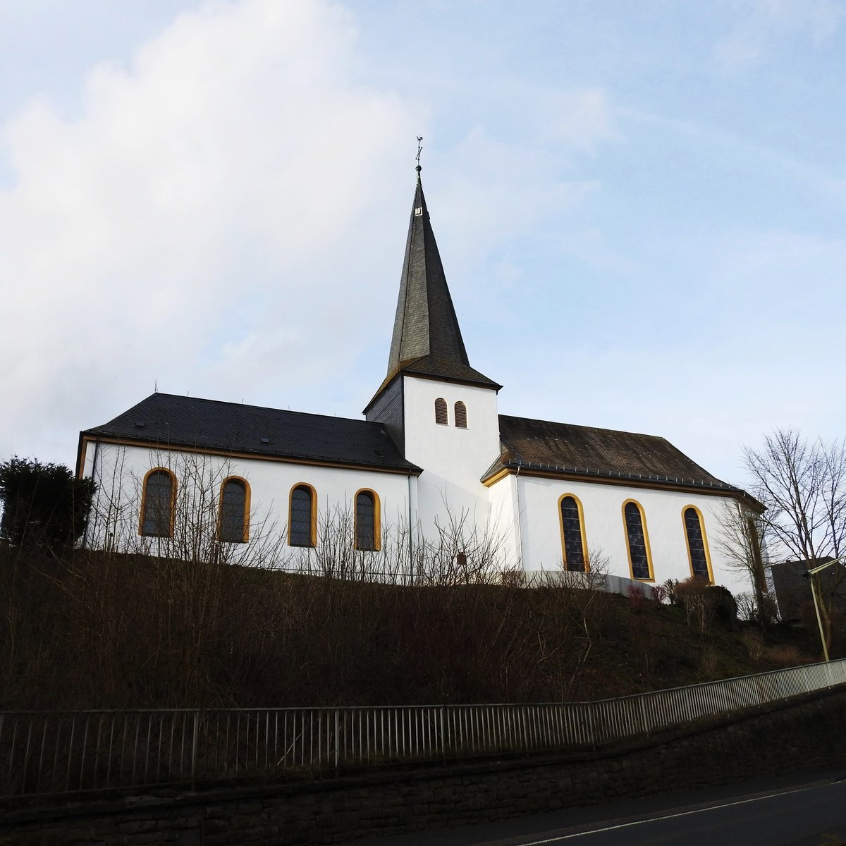 OBERSDORF-RDGEN/SIEGERLAND-SIMULTANKIRCHE
Mit ihrer exponierten Lage ist sie weithin sichtbar,die nur wenige Kilometer von SIEGEN entfernte
Simultankirche OBERSDORF-RDGEN.Der Kirchen-Ursprung ging wohl 1250 von den Rittern von
WILNSDORF aus,1651 wurde dann die JOHANNES DEM TUFER  geweihte Kirche Simultankirche.
1787/88 wurde westlich,also links des Turms,ein neues Kirchenschiff fr die Katholiken gebaut.
Der Turm,wohl auf romanischem Fundament,und die 3 Glocken werden simultan(gemeinschaftlich)
genutzt....Ein wunderschner Kirchenbau,am 30.1.2018.....