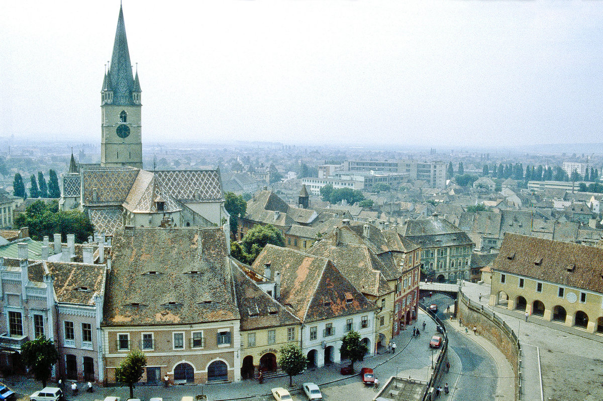 Oberstadt, Kleiner Ring und die Evangelische Stadtpfarrkirche in Sibiu (Hermannstadt). Bild vom Dia. Aufnahme: Juli 1990.