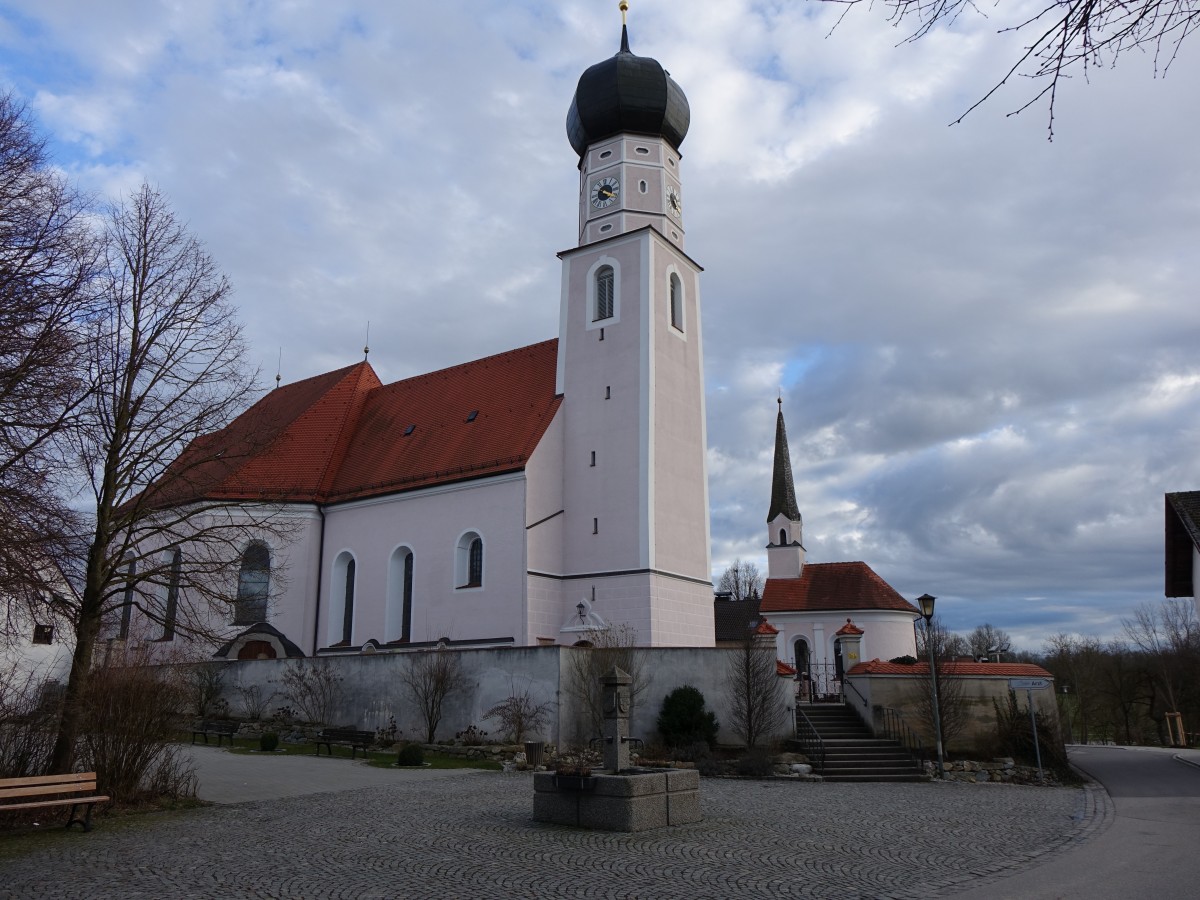 Obertaufkirchen, kath. Pfarrkirche St. Magdalena und Martin, groer neubarocker Achtecksaal mit stlichem Chor, westlichem Saalanbau und Westturm, erbaut ab 1777, 
Seelenkapelle erbaut 1837 (22.02.2016)