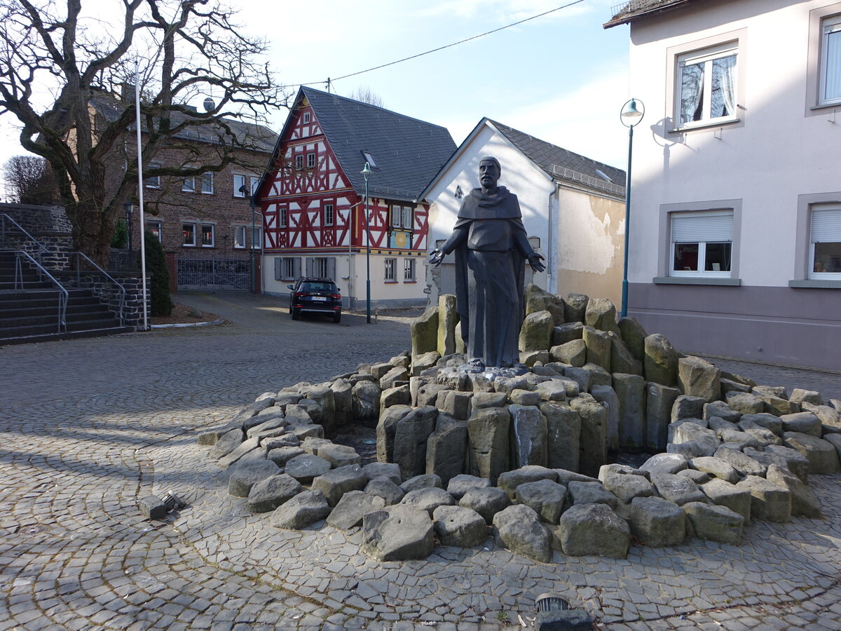 Obertiefenbach, Brunnen mit Figur am Kirchplatz (13.03.2022)