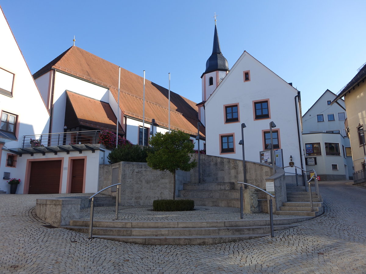 Obertrubach, kath. Pfarrkirche St. Laurentius, sptgotischer Turm, moderner Saalbau von 1954 (13.10.2018)