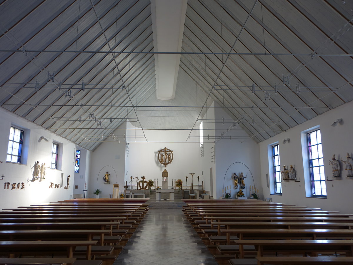 Obertrubach, moderner Innenraum der kath. Pfarrkirche St. Laurentius (13.10.2018)