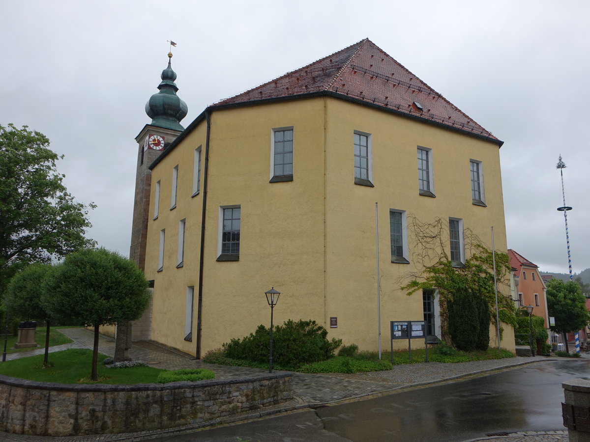 Oberviechtach, kath. Pfarrkirche St. Johannes, Saalraum mit gedrckter Stichkappentonne, erbaut von 1775 bis 1776 (04.06.2017)