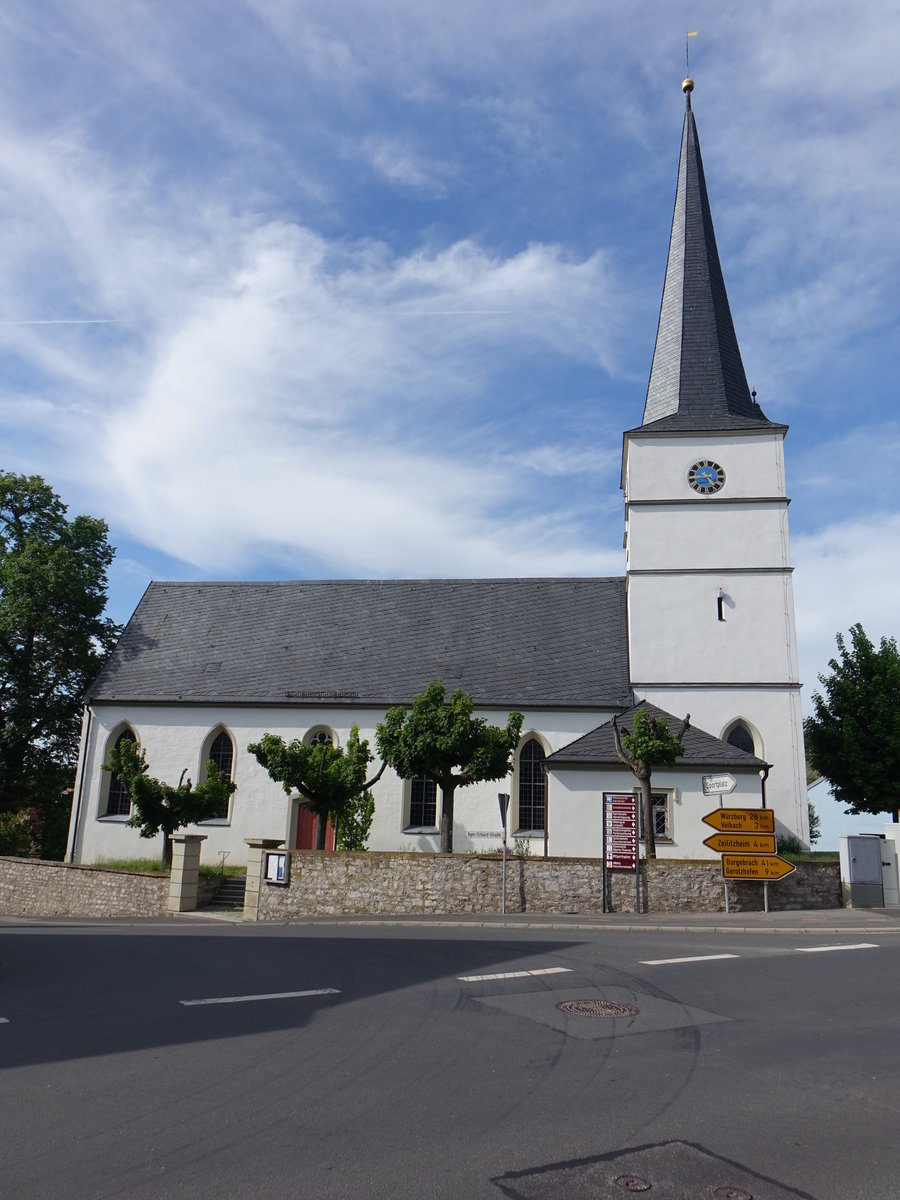 Obervolkach, katholische Pfarrkirche St. Nikolaus, Chorturmkirche, Turm sptgotisch, Langhaus erbaut im 17. Jahrhundert (28.05.2017)