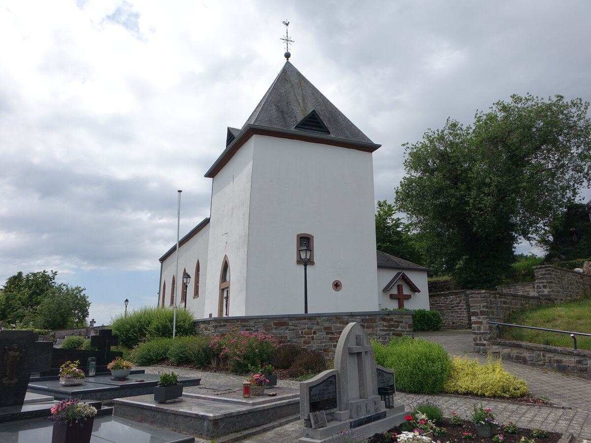 Oberwampach, Pfarrkirche Saint-Remacle in der Strae Am Wolereck (21.06.2022)