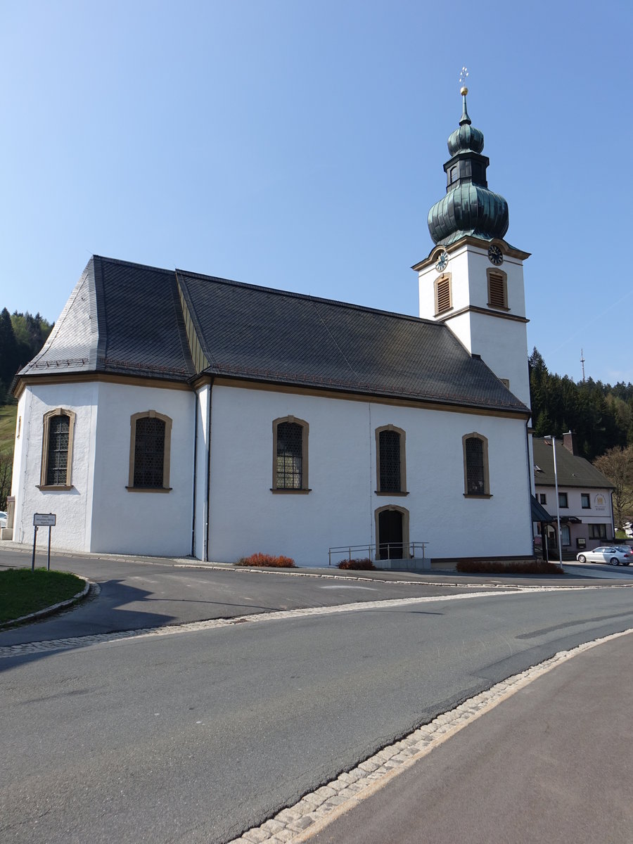 Oberwarmensteinach, Katholische Kuratiekirche St. Laurentius, Barocker Saalbau mit Walmdach und Westturm mit Zwiebelhaube, erbaut von 1755 bis 1757 (22.04.2018)