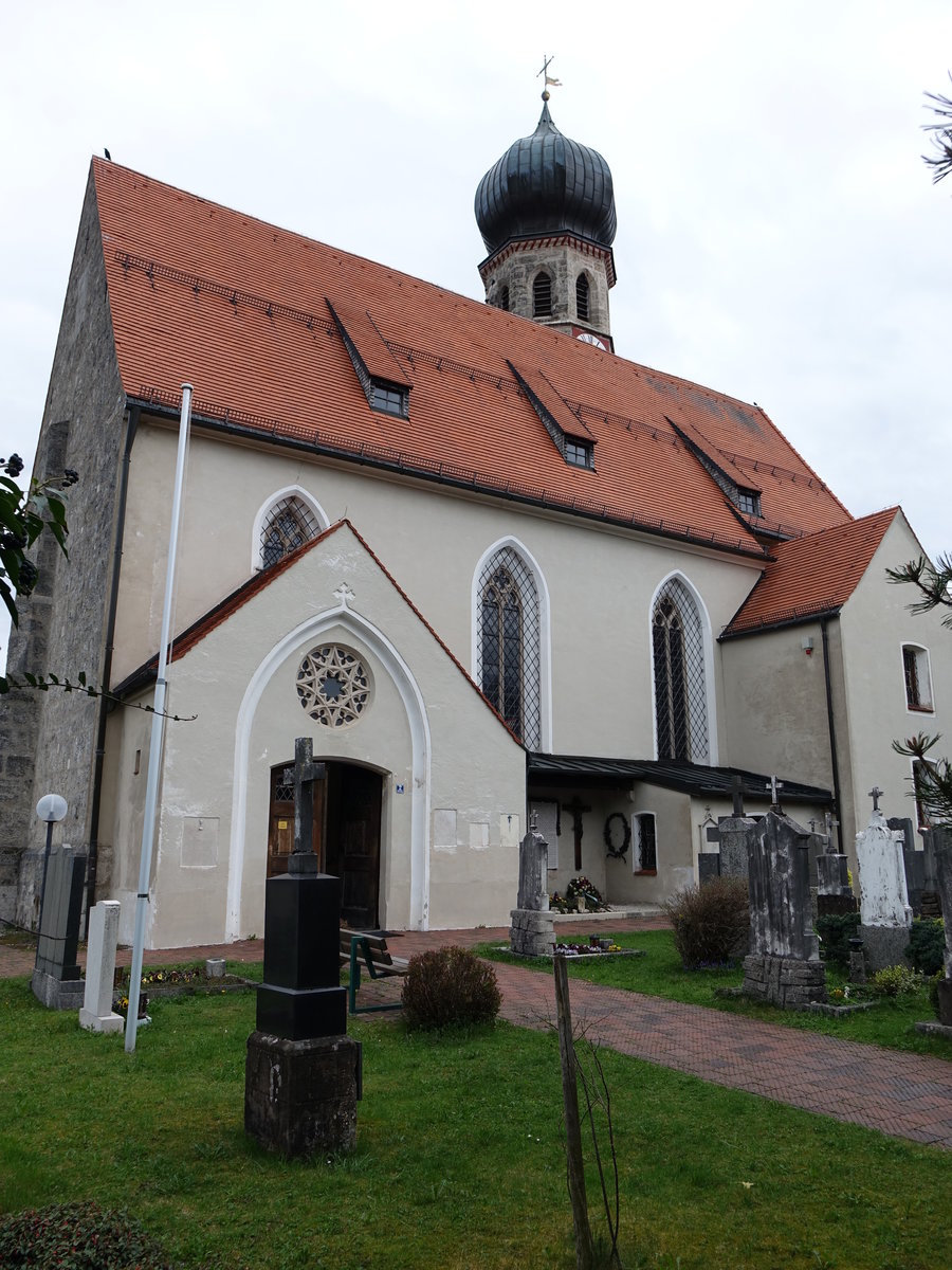 Oberwarngau, St. Johannes Kirche, sptgotischer netzgewlbter Saalbau mit leicht eingezogenem Chor und nrdlichem Zwiebelturm, um 1500, mit barocker Ausstattung (17.04.2016)