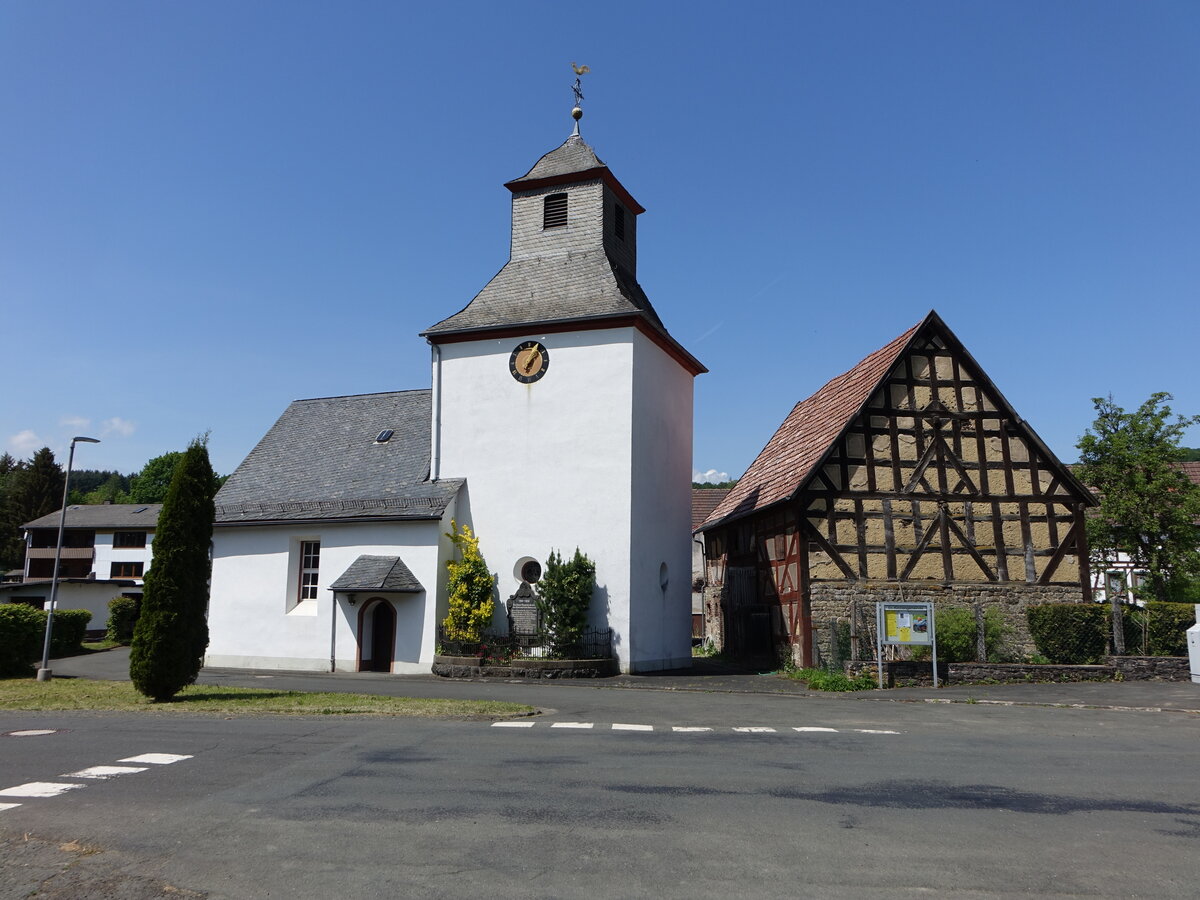 Oberweidbach, evangelische Kirche, romanischer Chorturm 13. Jahrhundert, Kirchenschiff erbaut von 1650 bis 1660 (16.05.2022)