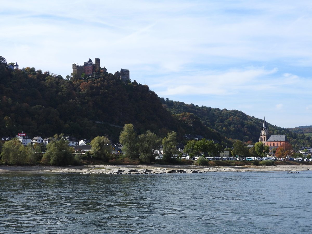 OBERWESEL/RHEIN MIT SCHNBURG UND LIEBFRAUENKIRCHE
Vom Ausflugsschiff der EF-BEBRA-SONDERFAHRT am 6.10.2018 der Blick auf OBERWESEL am Welterbe
Mittelrhein mit der SCHNBURG,1149 erstmals urkundlich erwhnt und der LIEBFRAUENKIRCHE,
eine der bedeutendsten hochgotischen Kirchen im Rheinland.....