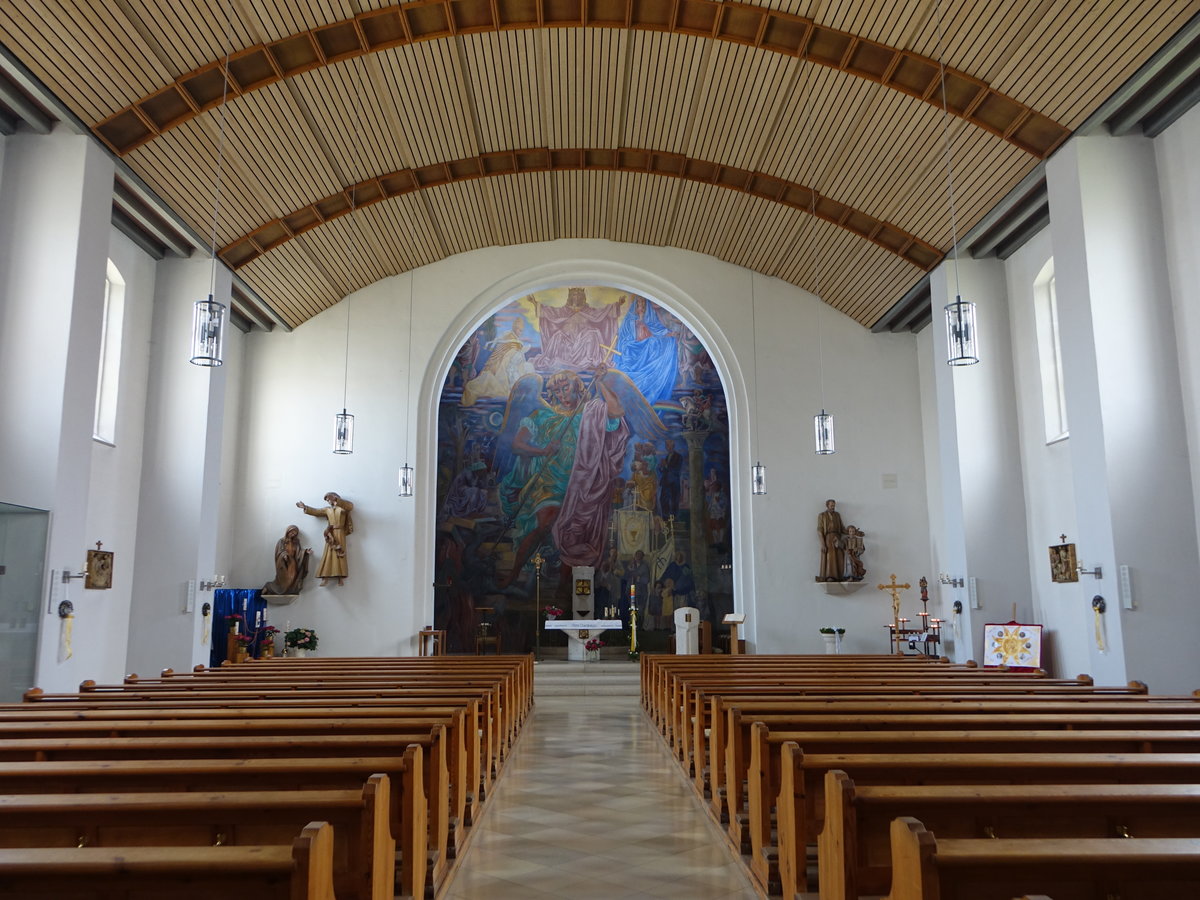 Oberwildenau, Innenraum der St. Michael Kirche, das groe Freskogemlde im Altarraum ist das Werk des Mnchner Knstlers Blasius Spreng, Altar und Taufstein von Max Fischer (20.05.2018)