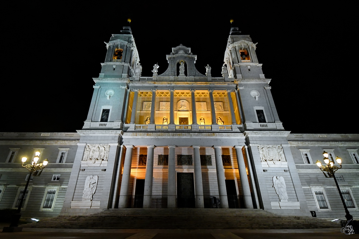 Obwohl bereits im 16. Jahrhundert geplant, wurde mit dem Bau der Almudena-Kathedrale (Santa Iglesia Catedral Metropolitana de Santa Mara la Real de la Almudena) erst im 19. Jahrhundert begonnen. (Madrid, November 2022)