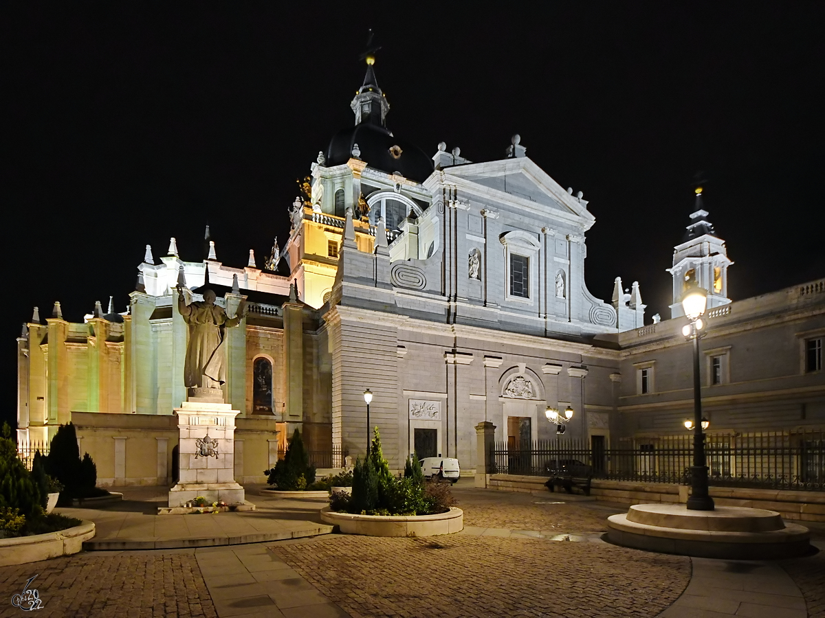 Obwohl bereits im 16. Jahrhundert geplant, wurde mit dem Bau der Almudena-Kathedrale (Santa Iglesia Catedral Metropolitana de Santa Mara la Real de la Almudena) erst im 19. Jahrhundert begonnen. (Madrid, November 2022)