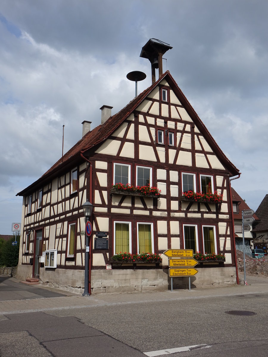 Ochsenbach, altes Rathaus, giebelstndiger Fachwerkbau mit Dachreiter, erbaut 1727 (24.06.2018)
