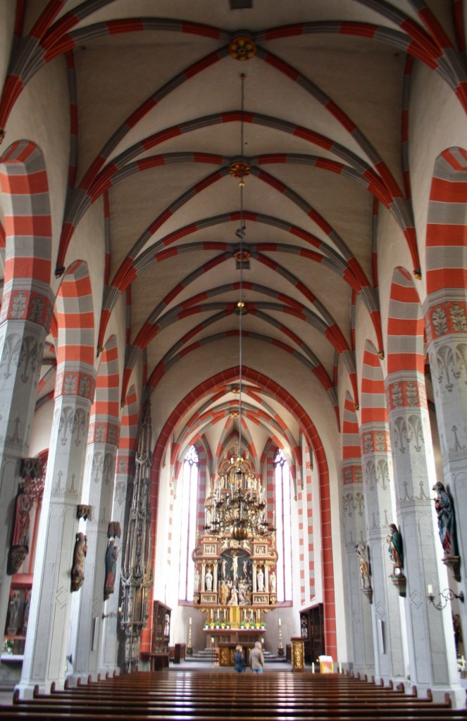Ochsenfurt, Mittelschiff und Hochaltar der St. Andreas Kirche (26.10.2014)