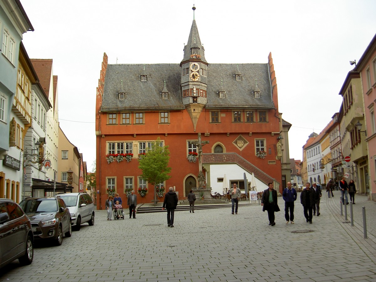 Ochsenfurt, Neues Rathaus, erbaut von 1513 bis 1515, Freitreppe mit sptgotischer 
Mawerkbrstung (26.10.2014)
